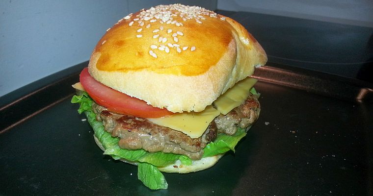 Klasyczny cheesburger wołowy