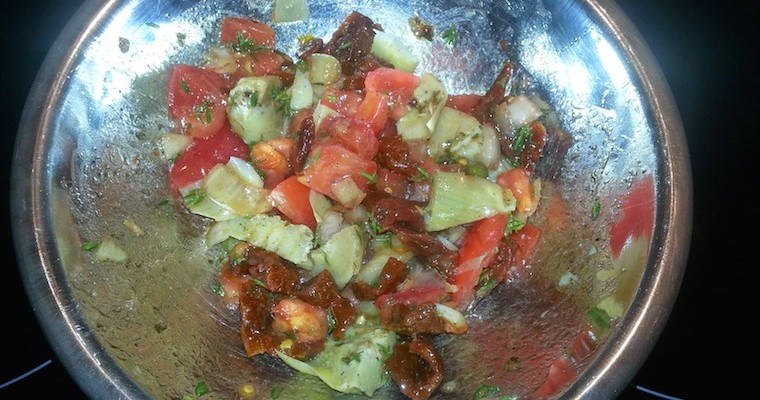 Sałatka z karczochami i suszonymi pomidorami