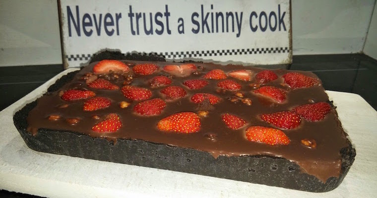 Tarta czekoladowa z truskawkami (bez pieczenia)