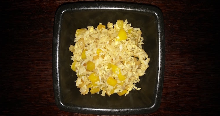 Ryż po chińsku z żółtą papryką i jajkiem