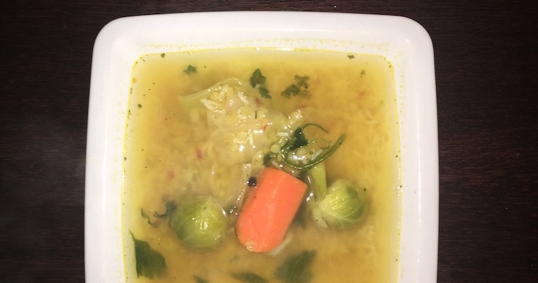 Wegańska zupa z czerwoną soczewicą