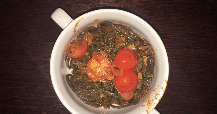 Spaghetti z sosem pomidorowym i pomidorkami koktajlowymi